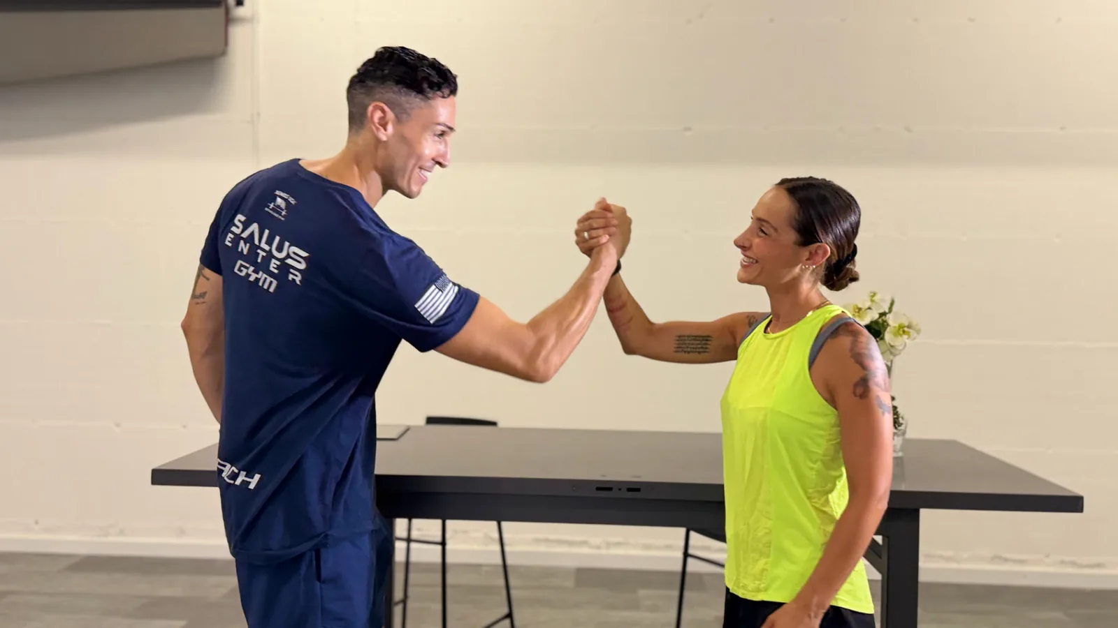 Coach APEC e cliente si stringono la mano dopo aver definito il piano