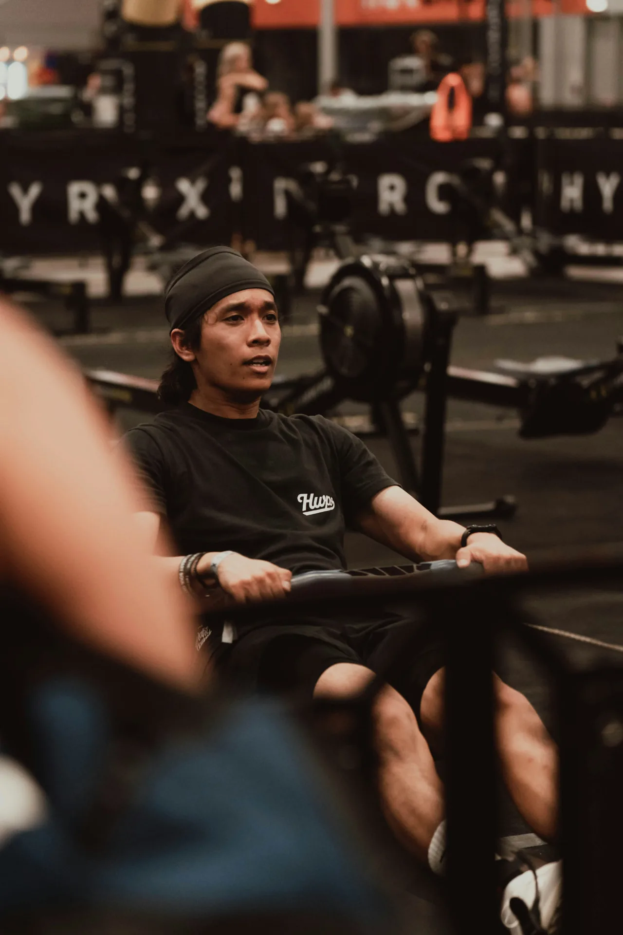 Atleta al rower durante una competizione HYROX